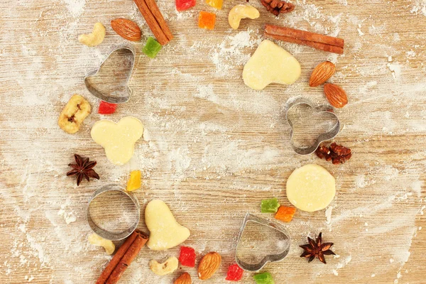 Κάσια ζαχαρωμένα φρούτα, καρύδια, μπισκότα unbaked και φόρμες για μπισκότα σε ένα κοντινό πλάνο ξύλινο τραπέζι — Φωτογραφία Αρχείου