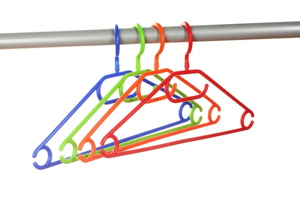 Wieszaki w wierszu na białym tle — Zdjęcie stockowe