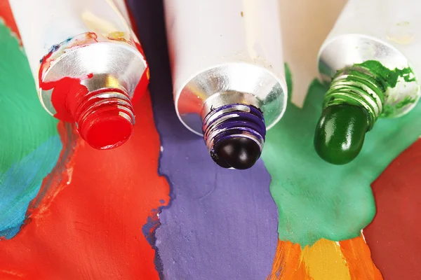 Röhren mit farbenfrohem Aquarell auf farbenfrohem Bild Nahaufnahme — Stockfoto