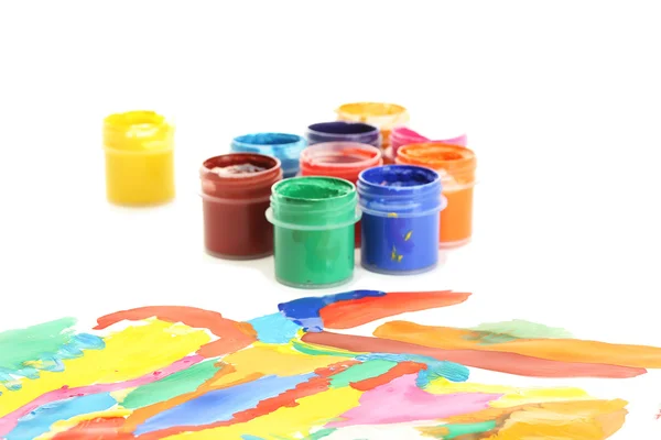 Pots avec gouache colorée avec une image lumineuse gros plan — Photo