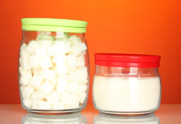 Kavanoz beyaz götürü şeker ve renkli arka plan üzerinde beyaz kristal şeker — Stok fotoğraf