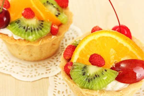 Słodkie ciasto z owocami na drewnianym stole — Zdjęcie stockowe