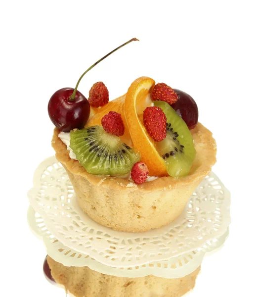 白で隔離される果物と甘いケーキ — ストック写真