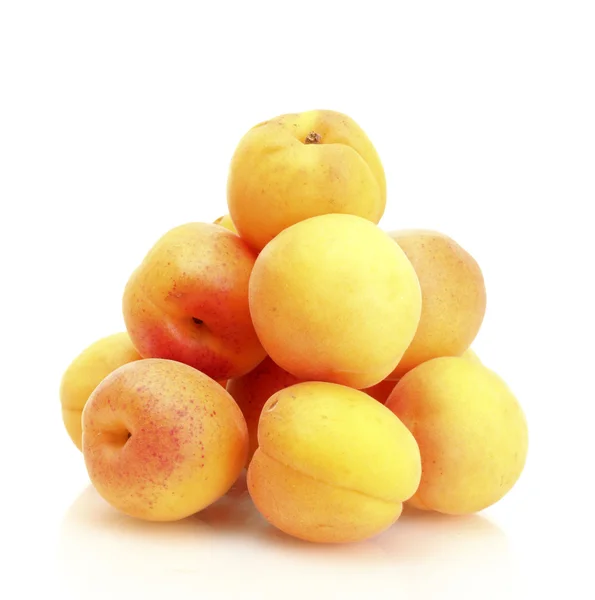 Стиглі абрикоси ізольовані на білому — стокове фото