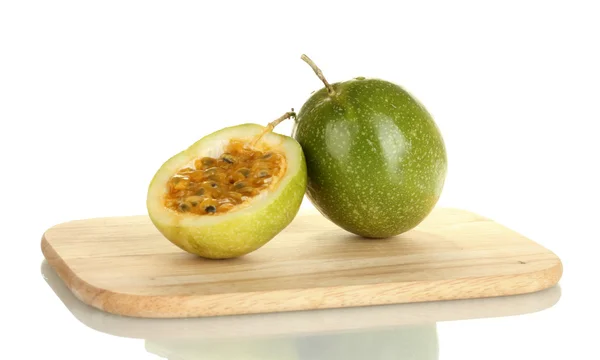 Grøn passionsfrugt isoleret på hvid baggrund close-up - Stock-foto