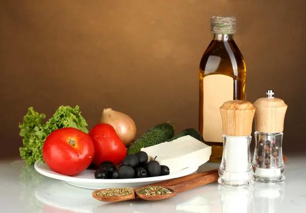 Συστατικά για μια ελληνική σαλάτα σε κοντινό πλάνο του καφέ φόντο — Φωτογραφία Αρχείου