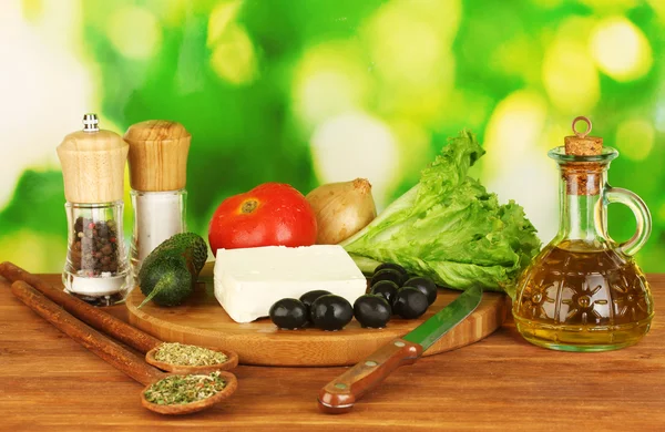 Ingrediënten voor een Griekse salade op groene achtergrond close-up — Stockfoto