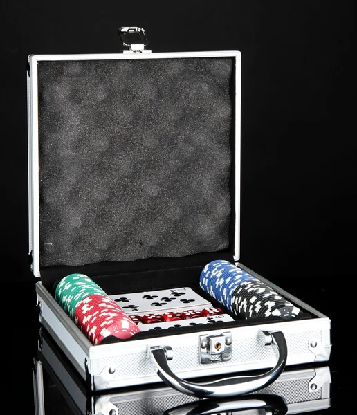 Poker impostato in caso metallico isolato su sfondo nero — Foto Stock