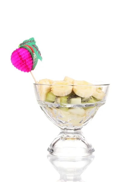 Fruits et baies mélangés dans un verre isolé sur blanc — Photo