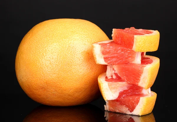 Skivad grapefrukt och en helhet isoleras på svart — Stockfoto