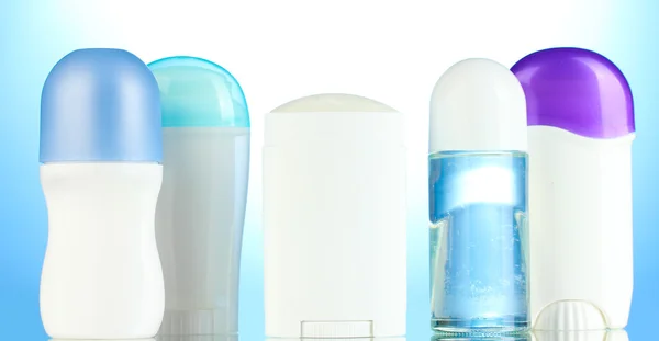 Desodorizante sobre fundo azul — Fotografia de Stock