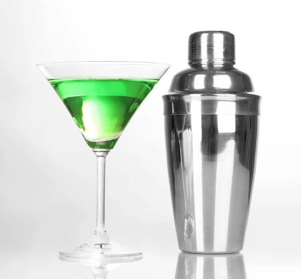 Смачний зелений коктейль ізольований на білому — стокове фото