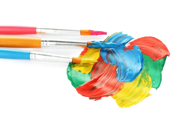 Abstrakt gouache färg och penslar, isolerad på vit — Stockfoto