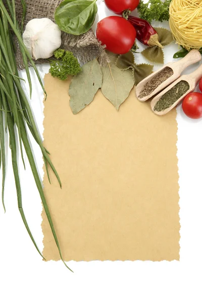 Papier do receptur, warzywa i przyprawy, na białym tle — Zdjęcie stockowe