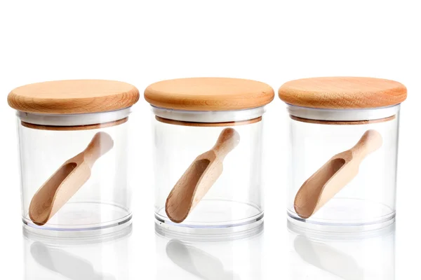 Lege glazen potten voor specerijen met lepels geïsoleerd op wit — Stockfoto