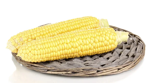 Frische Maiskolben auf Weidenmatte isoliert auf weiß — Stockfoto