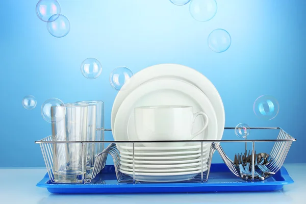 Bersih piring di berdiri di latar belakang biru — Stok Foto