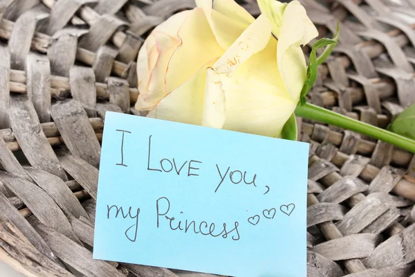 Nádherná růže na proutěné rohože s kartou detail — Stock fotografie