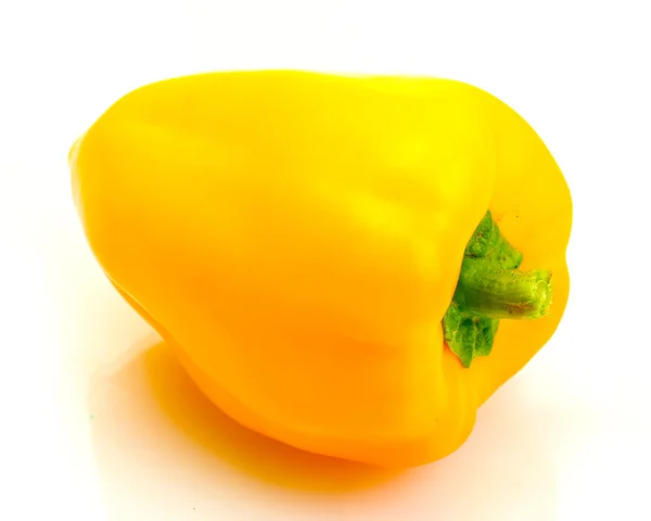 Páprica amarela fresca isolada sobre branco — Fotografia de Stock