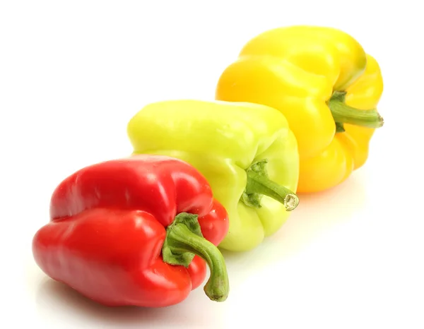 鲜黄色、 红色和绿色甜椒上白色隔离 — 图库照片