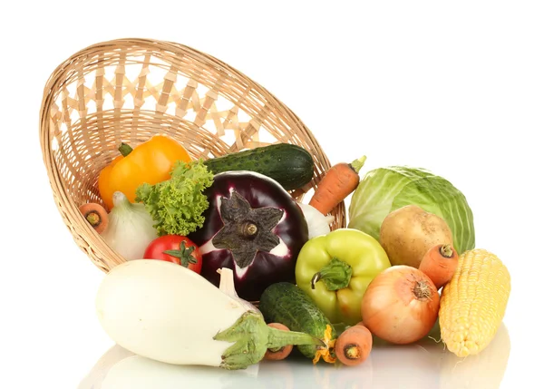 Légumes frais dans un panier en osier isolé sur blanc — Photo