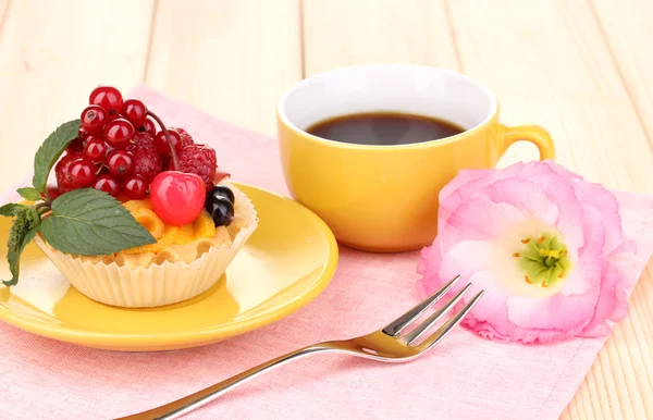 Dulcet pastel con frutas y bayas en la mesa de madera —  Fotos de Stock