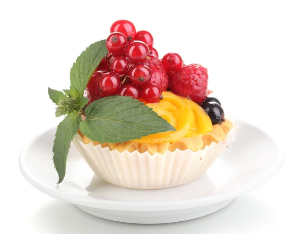 Kulağa hoş gelen kek meyve ve çilek beyaz izole — Stok fotoğraf