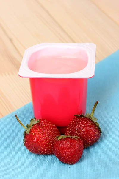 Iogurte com morango na mesa de madeira — Fotografia de Stock