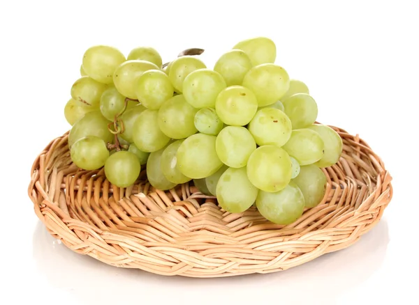 Uvas doces maduras em esteira de vime isolada em branco — Fotografia de Stock