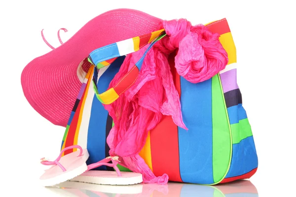 Пляжная сумка с аксессуарами — стоковое фото