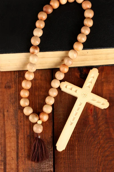 De houten rozenkrans kralen en Heilige Bijbel close-up — Stockfoto