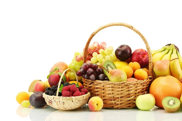 エキゾチックなフルーツと白で隔離されるかごの中の果実の品揃え — ストック写真