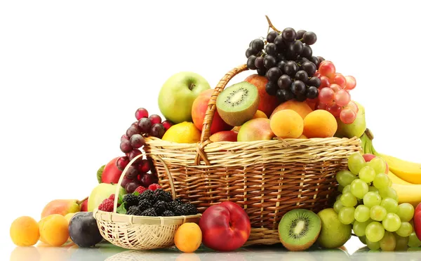 Ассортимент экзотических фруктов и ягод в корзинах, изолированных на белом — стоковое фото