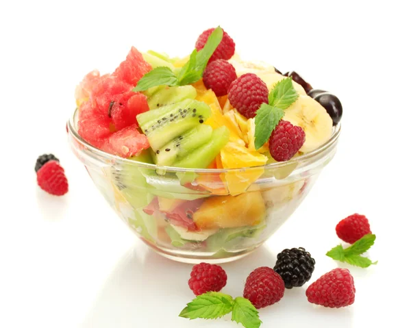 Свежие фрукты салат в миске и ягоды, изолированные на белом — стоковое фото