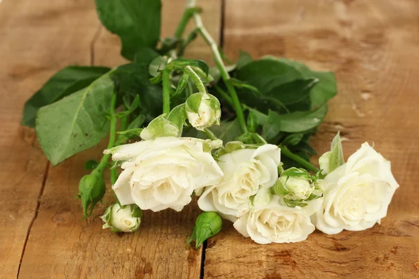 Hermosas rosas blancas sobre fondo de madera de cerca — Foto de Stock