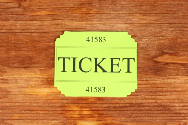 Buntes Ticket auf hölzernem Hintergrund in Nahaufnahme — Stockfoto