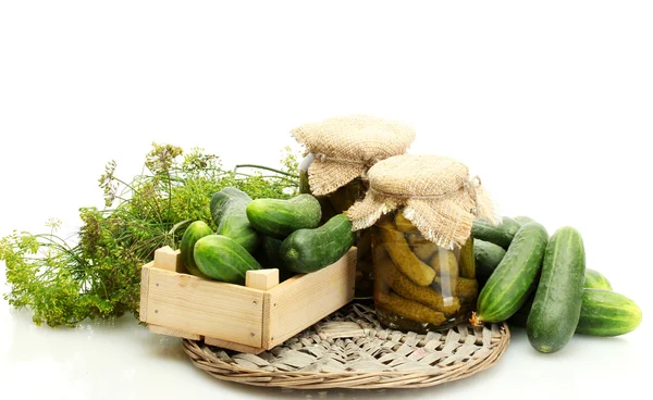 Färska gurkor i trälåda, pickles och dill isolerad på vit — Stockfoto