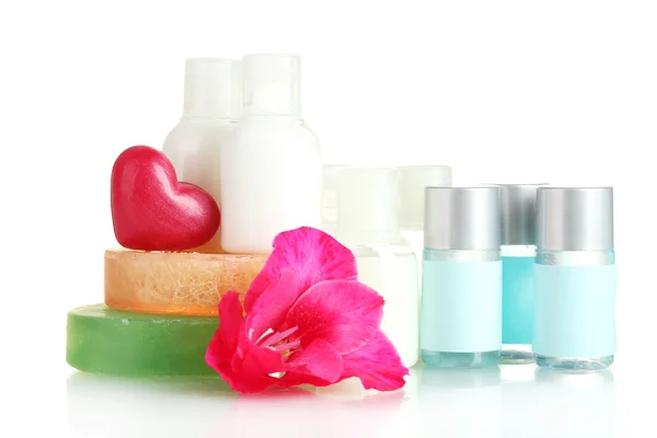 Kosmetické lahví, mýdlo a květina, izolované na bílém — Stock fotografie