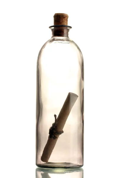 Glasflasche mit Zettel innen isoliert auf weiß — Stockfoto