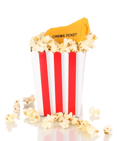 Classica scatola di popcorn e biglietti per il cinema isolati su bianco — Foto Stock
