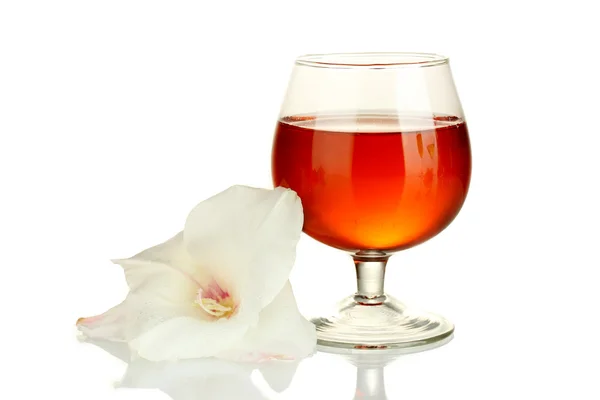 Glas med cocktail och gladiolus bud isolerad på vit — Stockfoto