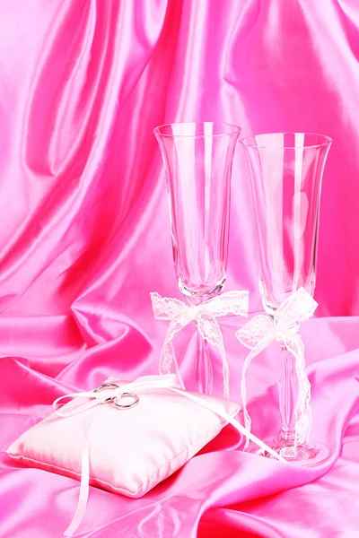 Accesorios de boda sobre fondo de tela rosa —  Fotos de Stock