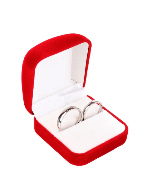 Snubní prsteny v červené pole izolovaných na bílém — Stock fotografie
