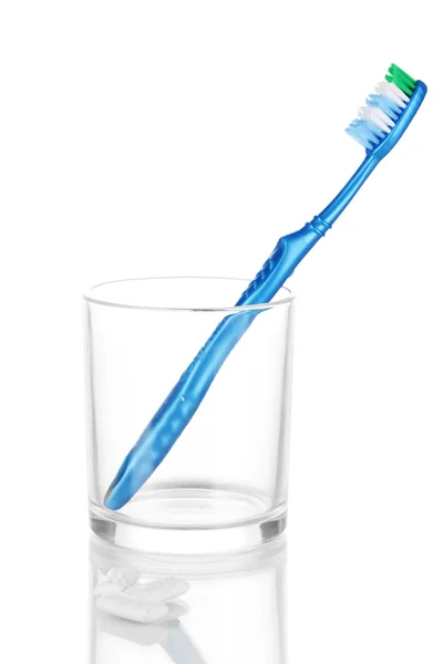 Cepillo de dientes en vidrio y goma de mascar aislada en blanco —  Fotos de Stock