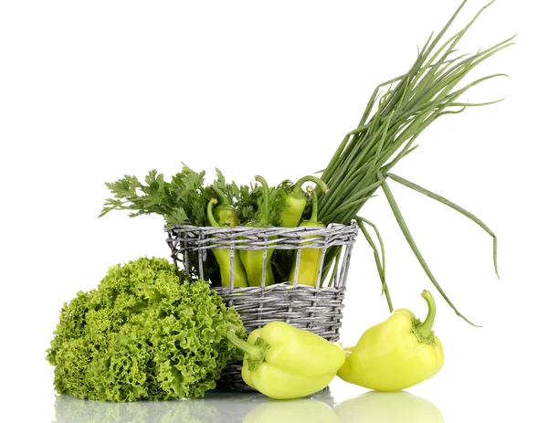 在白色上孤立的篮子里的新鲜绿色蔬菜 — 图库照片