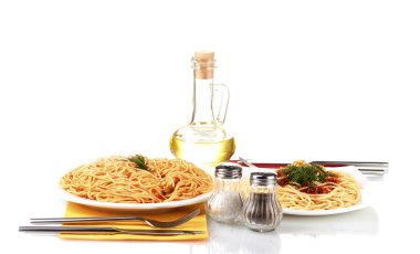 kompozisyon üzerinde beyaz izole domates soslu lezzetli pişmiş spagetti