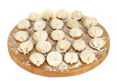 beyaz izole kesme tahtası üzerinde çiğ köfte