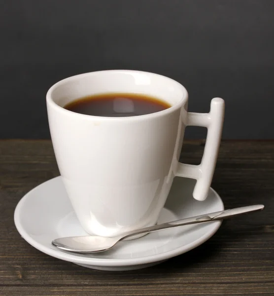 Taza de café sobre mesa de madera sobre fondo gris — Foto de Stock