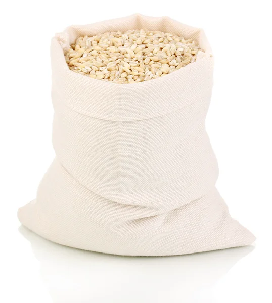 Stoffbeutel mit Weizen isoliert auf weiß — Stockfoto