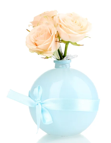 Schöne Rosen in der Vase isoliert auf weiß — Stockfoto